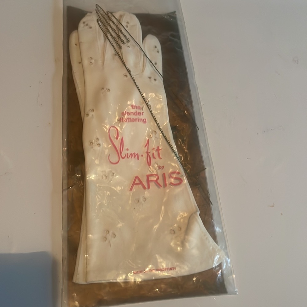 Vtg ARIS slim fit slender flattering white eyelet gloves women’s S bride wedding